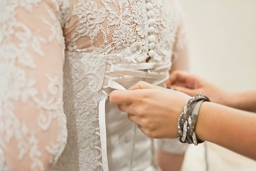 zavazování svatebních šatů